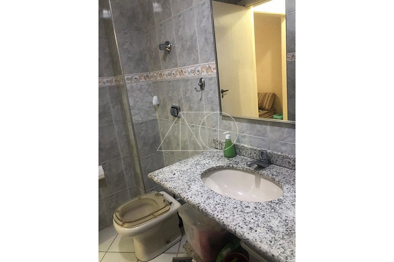 Meio de Copacabana, 200 metros da praia, posto 5