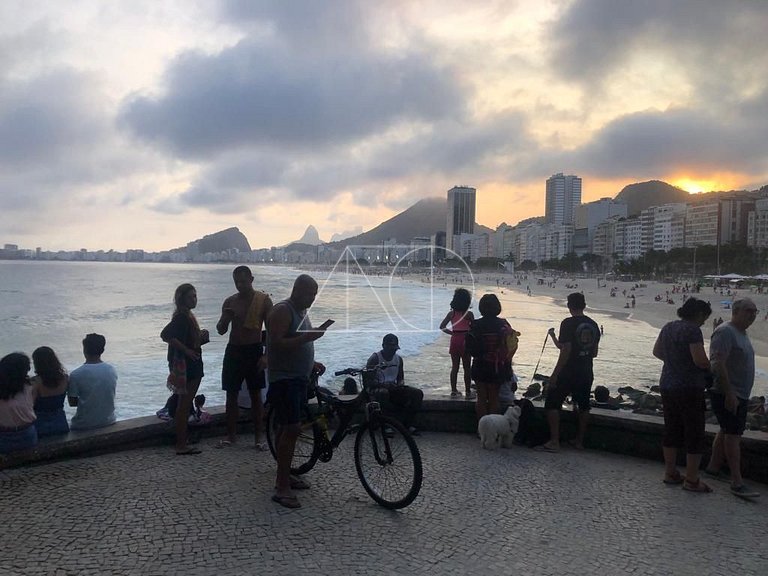 Copacabana rua tranquila e arborizada perto de tudo Posto 2