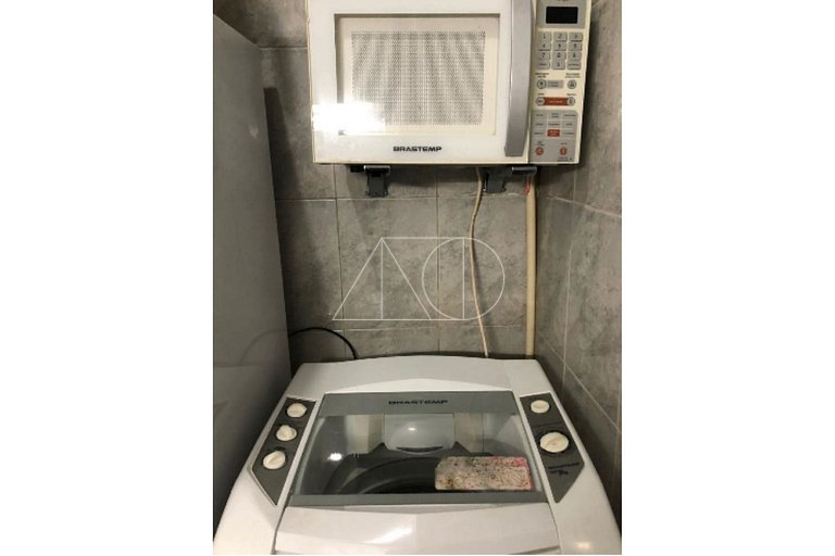 Meio de Copacabana, 200 metros da praia, posto 5
