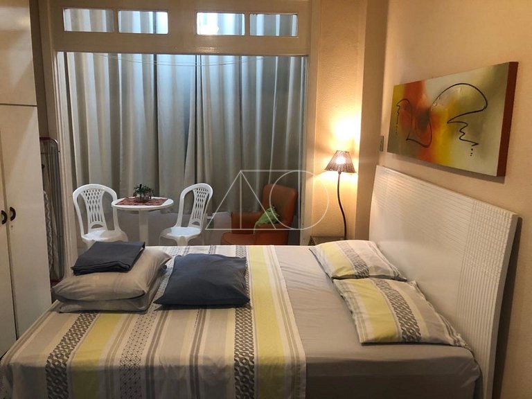 Meio de Copacabana, 200 metros da praia, posto 5