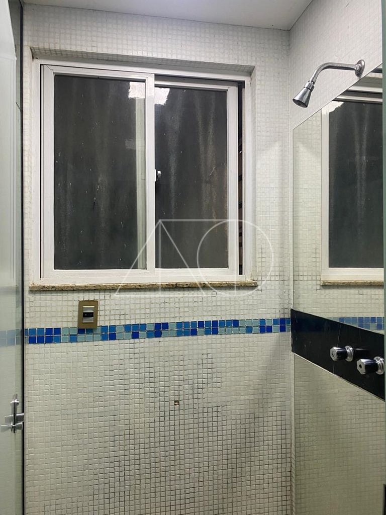 Perto da praia de Copacabana, 150 metros da praia, entre pos